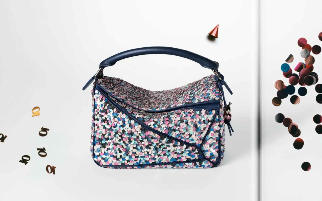 Loewe célèbre les 10 ans du sac Puzzle avec 19 rééditions.