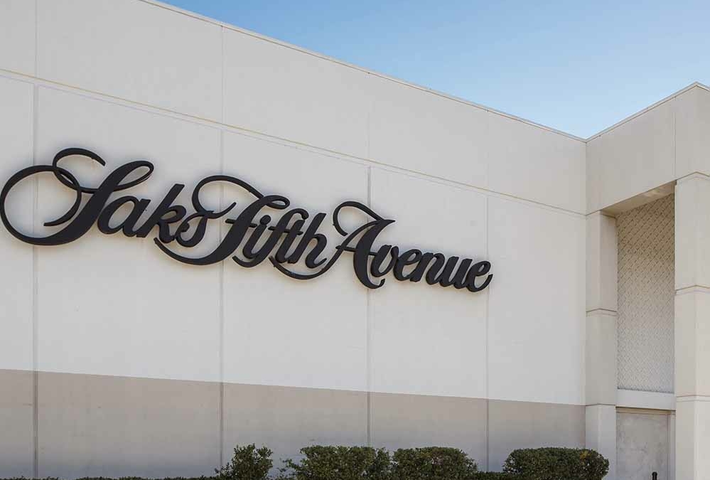 Saks Global repense sa stratégie luxe : réduction massive des marques et expansion avec Amazon